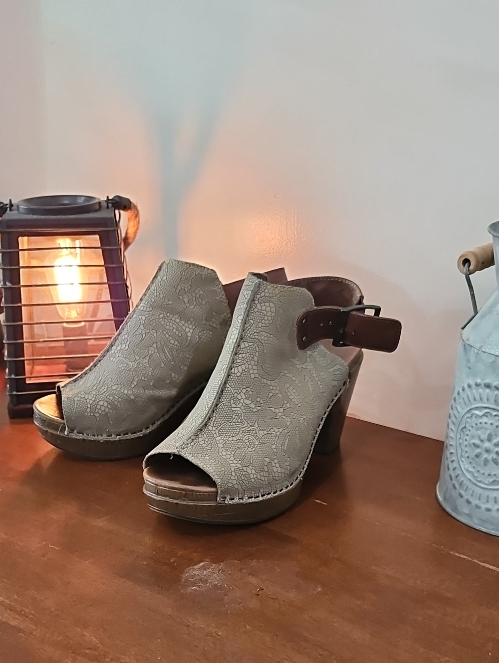 Dansko Taupe  Peep-Toe Slingback Clogs Fliral Design Like New. Sz 6